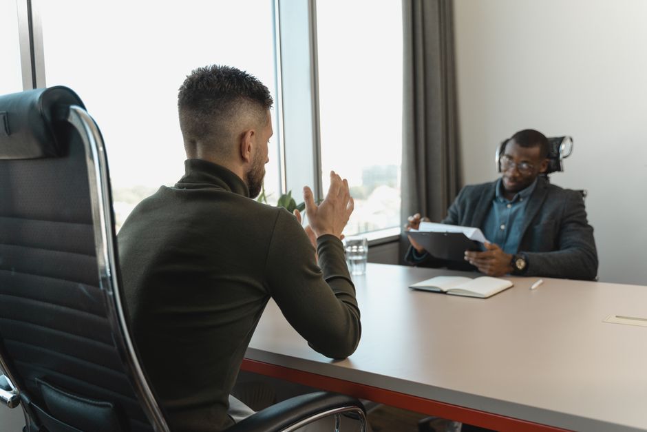 To personer i en jobsamtale på et kontor